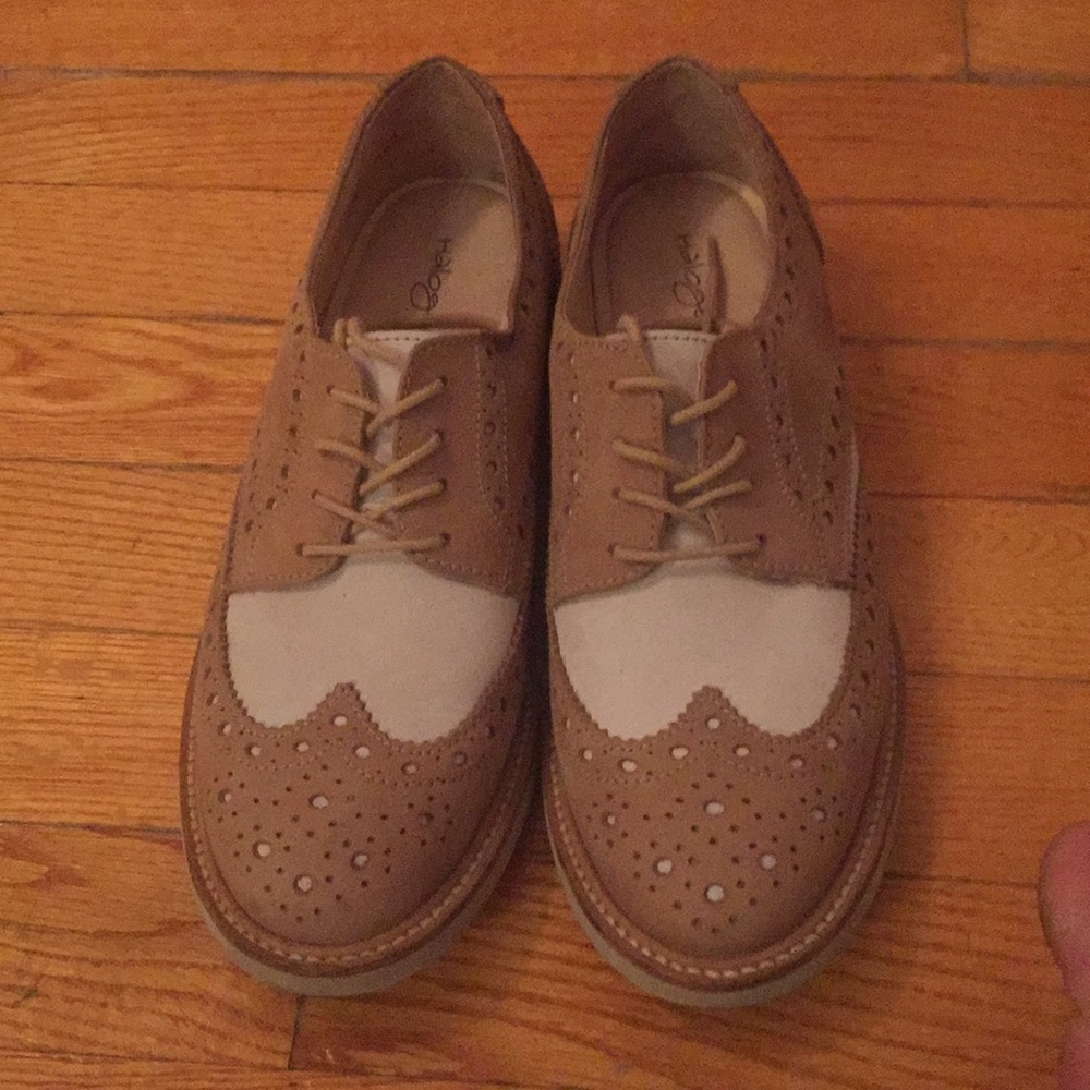 Beige Oxford shoes